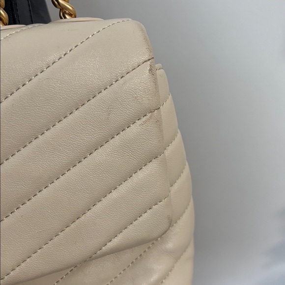 Tory Burch Quilted Cream Shoulder Bag with Gold Chain - Picture 5 of 11